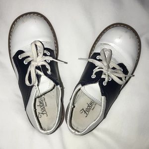 Footmates 8W toddler saddle shoes